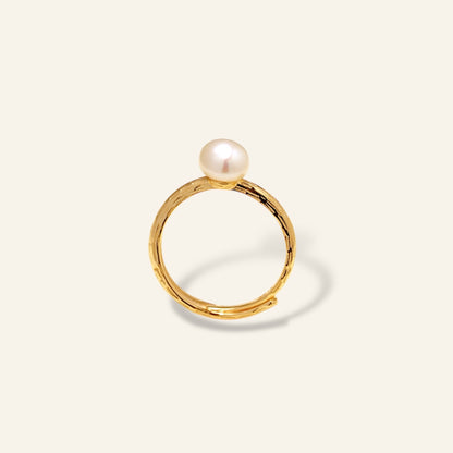 Gold ring with a pearl 