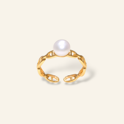 Gold ring with a pearl 