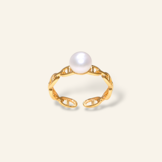 Gold ring with a pearl 