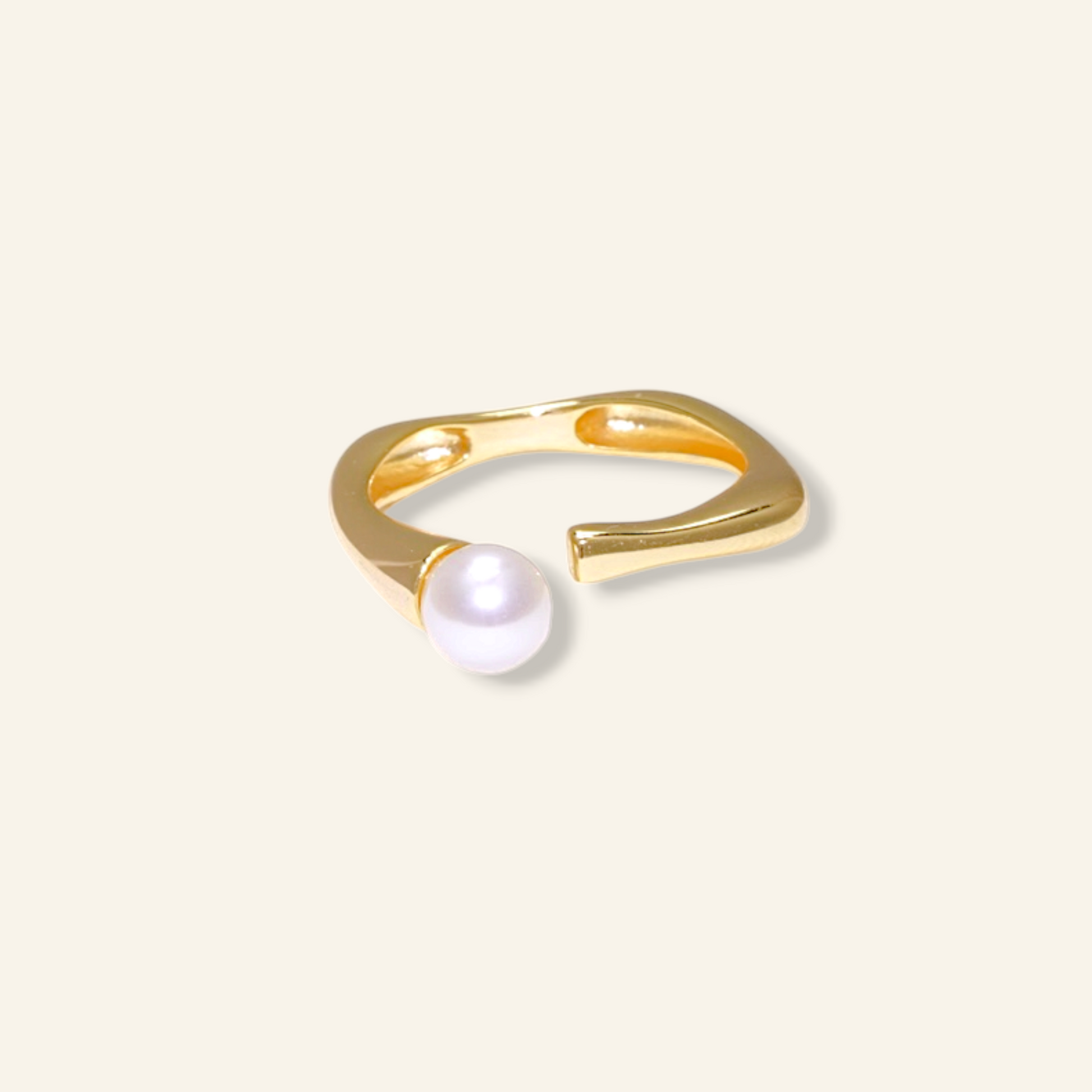 Gold ring with a pearl 