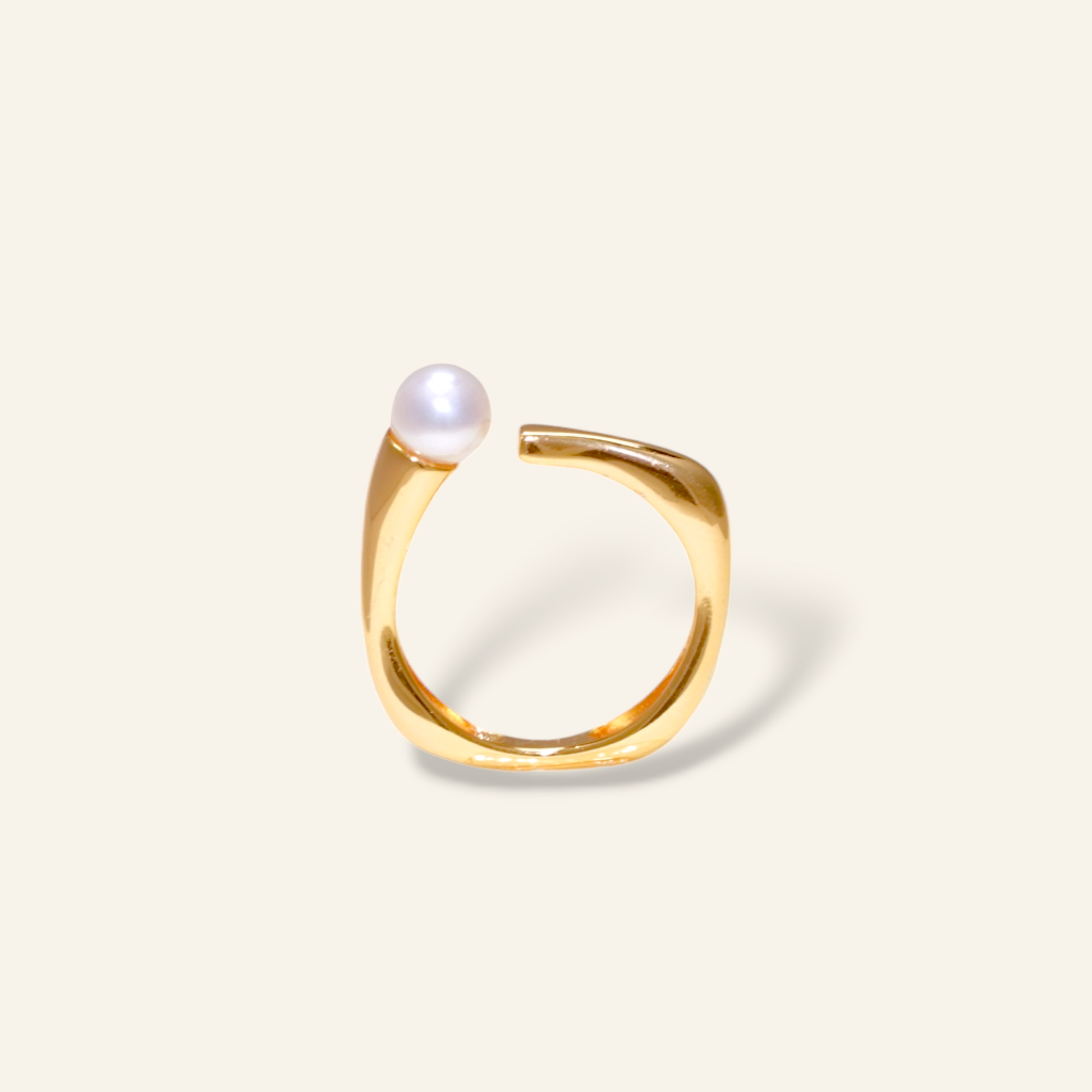 Gold ring with a pearl 